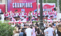 Les Anglaises font la fête avec des milliers de fans après leur victoire à l'Euro 2025
