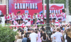Les Anglaises font la fête avec des milliers de fans après leur victoire à l'Euro 2025