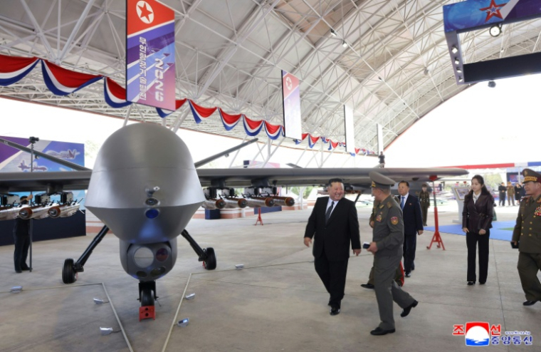 Photo prise le 29 octobre 2026 et diffusée le 30 octobre 2026 par l'agence de presse officielle nord-coréenne KCNA, montrant le dirigeant nord-coréen Kim Jong Un assistant à l'exposition "Développement de technologies aéronautiques sans pilote", dans la zone touristique côtière de Wonsan-Kalma, dans la province de Kangwon, en Corée du Nord ( KCNA VIA KNS / STR )