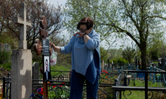 Tetiana Zaïtseva devant la tombe de son fils Artem, à Kryvyï Rig en Ukraine, le 20 avril 2026 ( AFP / Tetiana DZHAFAROVA )