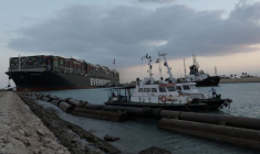 LE PORTE-CONTENEURS ENTRAVANT LE CANAL DE SUEZ REMIS À FLOT