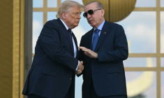Le président américain Donald Trump  accueilli par son homologue turc Recep Tayyip Erdogan à son arrivée Ankara pour participer au sommet de l'Otan, le 7 juillet 2026 en Turquie ( AFP / SAUL LOEB )