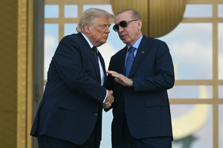 Le président américain Donald Trump  accueilli par son homologue turc Recep Tayyip Erdogan à son arrivée Ankara pour participer au sommet de l'Otan, le 7 juillet 2026 en Turquie ( AFP / SAUL LOEB )