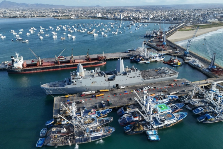 Vue aérienne du navire de l'US Navy USS San Antonio à Manta, en Équateur, le 25 août 2026 alors que le gouvernement américain renforce son soutien à l'Équateur dans la lutte contre les groupes de criminalité organisée ( AFP / Ariel Ochoa )