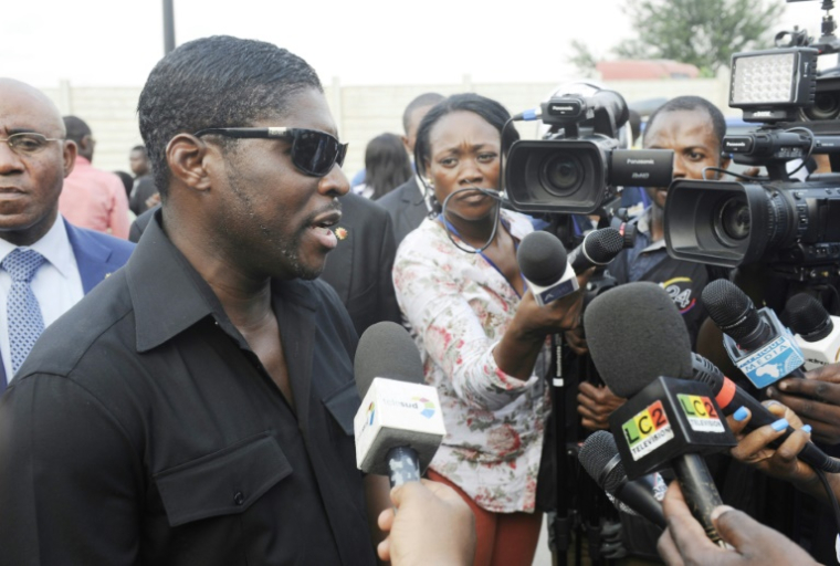Teodorin Obiang Nguema (g), le fils du président de la Guinée équatoriale Teodoro Obiang Nguema et le vice-président du pays, parle aux journalistes à Malabo, le 23 décembre 2014 ( AFP / Steeve Jordan )