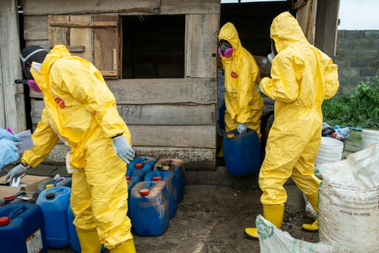 Des conteneurs de produits chimiques découverts lors d’une opération visant à démanteler un laboratoire clandestin abandonné de méthamphétamine à Iroto, au Nigeria, le 29 juillet 2026  ( AFP / TOYIN ADEDOKUN )