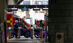 Des policiers et pompiers à la gare parisienne de Montparnasse,, après le tir d'un policier contre un homme armé d'un couteau, le 14 octobre 2025 ( AFP / Thibaud MORITZ )