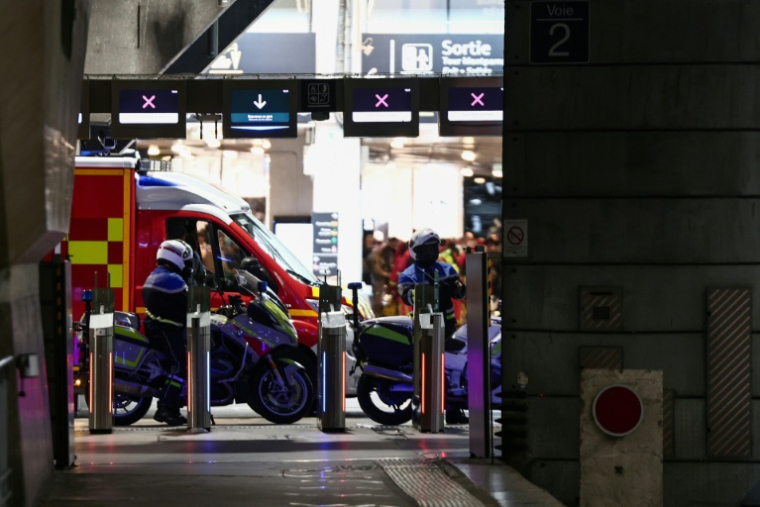 Des policiers et pompiers à la gare parisienne de Montparnasse,, après le tir d'un policier contre un homme armé d'un couteau, le 14 octobre 2025 ( AFP / Thibaud MORITZ )