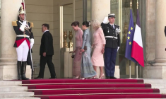 Emmanuel et Brigitte Macron reçoivent le roi et la reine de Thaïlande à l’Elysée