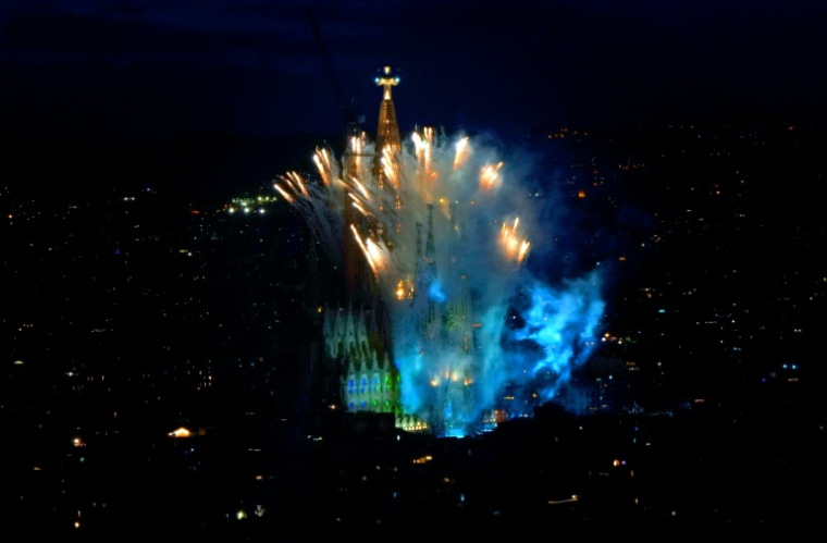 Des feux d'artifice tirés lors de l'inauguration de la tour Jésus-Christ par le pape Léon XIV à la basilique de la Sagrada Familia, le 10 juin 2026 à Barcelone, en Espagne ( AFP / Manaure QUINTERO )