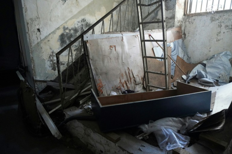 La cage d'escalier endommagée du Musée de Mayotte, le 1er avril 2025 à Dzaoudzi ( AFP / Marine GACHET )