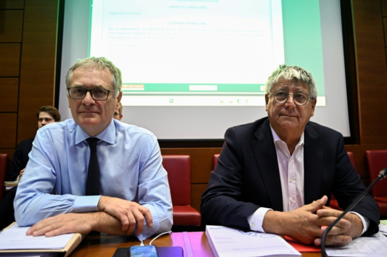 Le président de la Commission des finances, Eric Coquerel (d), et le rapporteur général de la commission, Philippe Juvin, avant la séance de la Commission des finances pour examiner le projet de loi de finances pour 2026, à l'Assemblée nationale à Paris, le 20 octobre 2025 ( AFP / JULIEN DE ROSA )