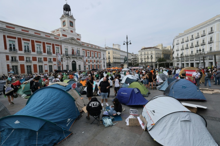 Des tentes dressées par des manifestants qui protestent contre les expulsions et la crise du logement, le 27 septembre 2026 à Madrid ( AFP / Thomas COEX )