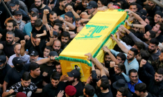 Des partisans du Hezbollah en deuil portent le cercueil du chef militaire du mouvement Haitham Ali Tabatabai durant une procession funèbre le 24 novembre 2025 dans la banlieue sud de Beyrouth.  ( AFP / Ibrahim AMRO )