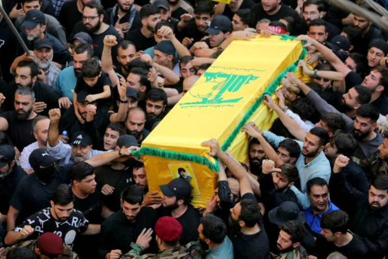 Des partisans du Hezbollah en deuil portent le cercueil du chef militaire du mouvement Haitham Ali Tabatabai durant une procession funèbre le 24 novembre 2025 dans la banlieue sud de Beyrouth.  ( AFP / Ibrahim AMRO )
