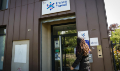 Une personne entre dans une agence France Travail à Dammarie les Lys, le 23 avril 2024. ( AFP / GEOFFROY VAN DER HASSELT )