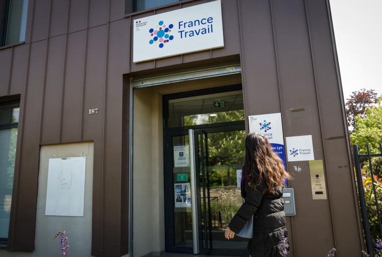 Une personne entre dans une agence France Travail à Dammarie les Lys, le 23 avril 2024. ( AFP / GEOFFROY VAN DER HASSELT )