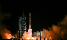 La fusée chinoise Longue Marche-2F transportant le vaisseau spatial Shenzhou-21 et un équipage de trois astronautes, décolle du Centre de lancement de satellites de Jiuquan, dans le désert de Gobi, au nord-ouest de la Chine, le 31 octobre 2025 ( AFP / Hector RETAMAL )