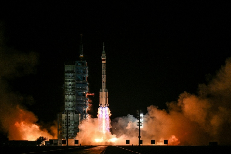La fusée chinoise Longue Marche-2F transportant le vaisseau spatial Shenzhou-21 et un équipage de trois astronautes, décolle du Centre de lancement de satellites de Jiuquan, dans le désert de Gobi, au nord-ouest de la Chine, le 31 octobre 2025 ( AFP / Hector RETAMAL )