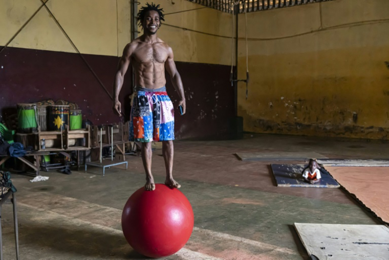 Le voltigeur et jongleur Mamadou Saliou Diallo s'entraîne au centre d'art acrobatique Fodéba Keïta, le 6 septembre 2025 à Conakry, en Guinée ( AFP / PATRICK MEINHARDT )