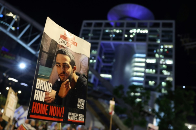Une photo de l'otage israélien Nimrod Cohen, lors d'une manifestation à Tel-Aviv, le 19 octobre 2024 ( AFP / Jack GUEZ )