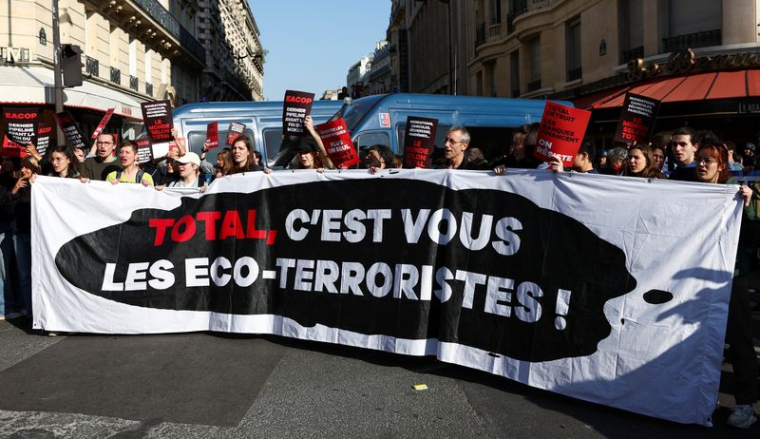 Des militants écologistes protestent lors de l'assemblée générale annuelle de TotalEnergies à Paris