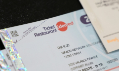 Les tickets-resto pourront continuer à servir au supermarché  ( AFP / Alain JOCARD )