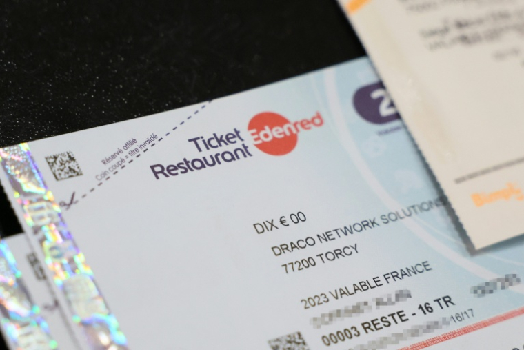 Les tickets-resto pourront continuer à servir au supermarché  ( AFP / Alain JOCARD )