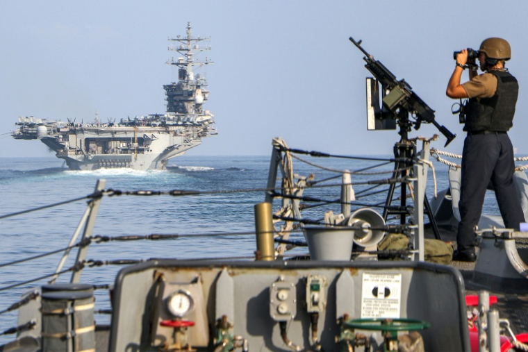 Photo, diffusée par le ministère américain de la Défense, du porte-avions de l'US Navy USS Dwight D. Eisenhower (CVN 69) (IKE) transitant par le détroit d'Ormuz, le 26 novembre 2023 ( US Department of Defense / Ruskin Naval )