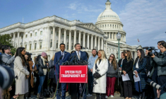 L'élu républicain Thomas Massie (au centre), auteur avec l'élu démocrate Ro Khanna (à gauche) d'une proposition de loi demandant à l'administration Trump de publier les documents d'enquête sur Jeffrey Epstein, s'exprime lors d'une conférence de presse devant le Capitole de Washington, le 18 novembre 2025 ( AFP / DANIEL HEUER )