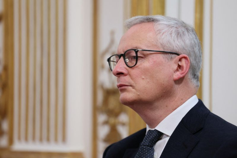 Le ministre français de l'Économie Bruno Le Maire lors d'une conférence de presse à l'hôtel Matignon, à Paris
