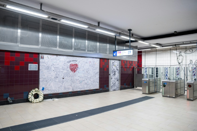 Mur du souvenir des attentats jihadistes de mars 2016 à Bruxelles le 20 mars 2026 à la station de métro Maelbeek - Maalbeek ( BELGA / EMILE WINDAL )