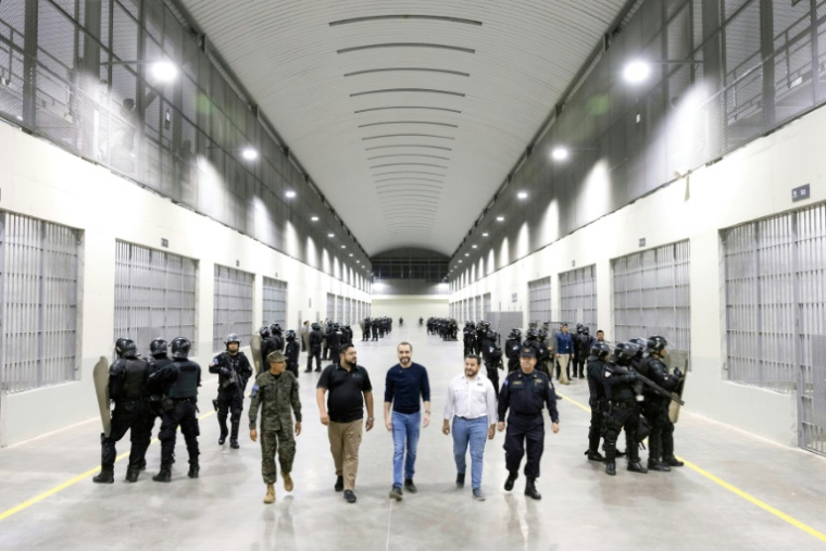 Le président du Salvador Nayib Bukele (au centre) visite le Centre du confinement du terrorisme, méga-prison alors fraîchement inaugurée, le 2 février 2023 ( EL SALVADOR'S PRESIDENCY PRESS OFFICE / Handout )