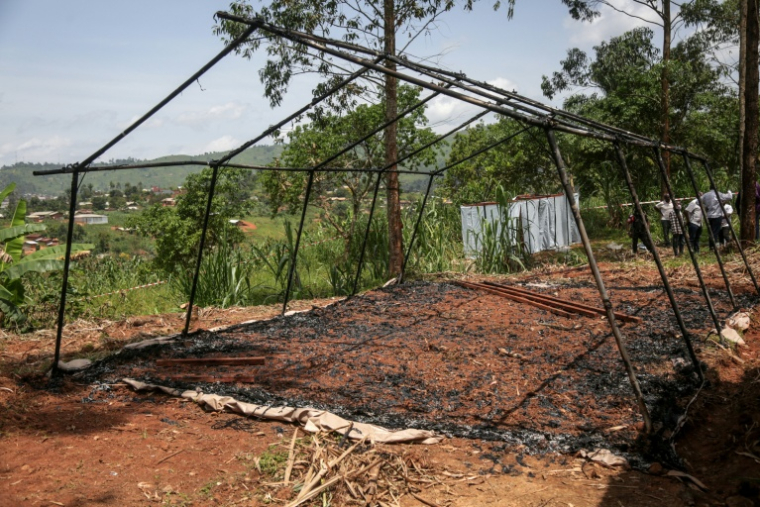 Vue générale d'une tente médicale d'urgence incendiée, qui avait été installée pour lutter contre l'épidémie d'Ebola par l'ONG Médecins Sans Frontières (MSF) à l'hôpital de Mongbwalu (République démocratique du Congo), le 23 mai 2026 ( AFP / Seros MUYISA )