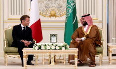 Le président français Emmanuel Macron (g)  rencontre le prince héritier saoudien Mohammed ben Salmane au palais d’Al-Yamamah, à Riyad, le 21 octobre 2026 ( POOL / Benoit Tessier )