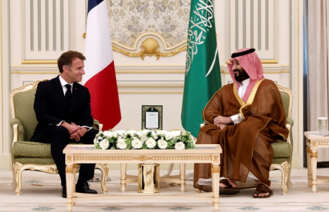 Le président français Emmanuel Macron (g)  rencontre le prince héritier saoudien Mohammed ben Salmane au palais d’Al-Yamamah, à Riyad, le 21 octobre 2026 ( POOL / Benoit Tessier )