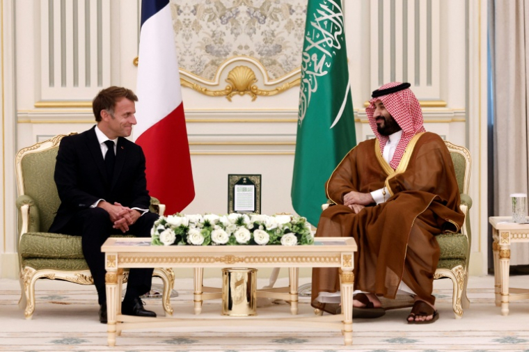 Le président français Emmanuel Macron (g)  rencontre le prince héritier saoudien Mohammed ben Salmane au palais d’Al-Yamamah, à Riyad, le 21 octobre 2026 ( POOL / Benoit Tessier )