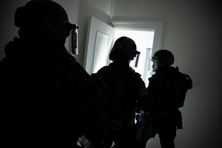 Des membres du RAID participent à un exercice d'entraînement à la libération d'otages, au quartier général du RAID, à Bièvres, dans la banlieue sud de Paris, le 8 octobre 2025 ( AFP / JULIEN DE ROSA )