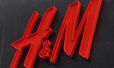 Le logo de H&M à l'extérieur d'un magasin à Stockholm