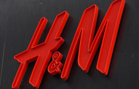 Le logo de H&M à l'extérieur d'un magasin à Stockholm