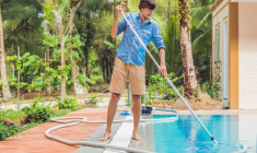 Il est important de prendre soin de sa piscine ou de trouver des stratégies pour réduire le coût d’entretien. ( crédit photo : Shutterstock )