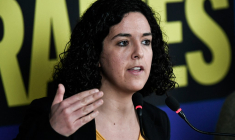 Manon Aubry à Paris, le 22 février 2023. ( AFP / STEPHANE DE SAKUTIN )