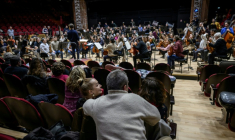 Des patients souffrant de dépression, de trouble bipolaire, de schizophrénie ou de troubles de la personnalité assistent aux répétitions de l'orchestre de Toulouse au théâtre de la Halle aux Grains à Toulouse, le 10 février 2026 ( AFP / Ed JONES )