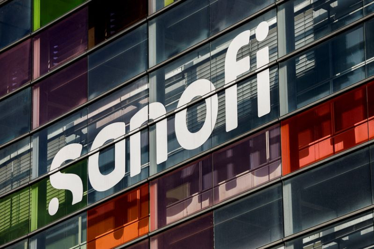 Photo d'archives: Le logo du fabricant français de médicaments Sanofi