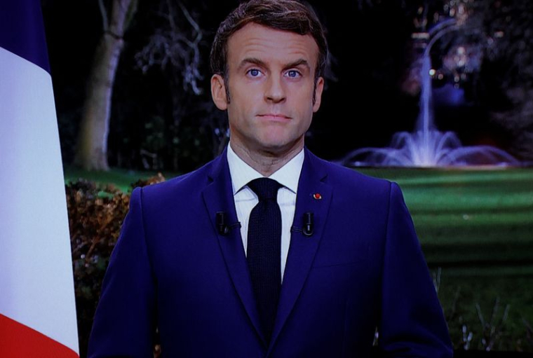 MACRON VEUT "CONTINUER À EMMERDER LES NON-VACCINÉS JUSQU'AU BOUT"