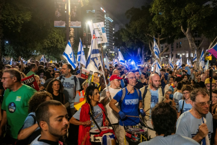 Des manifestants lors d’un rassemblement contre le Premier ministre israélien Benjamin Netanyahu à Tel-Aviv, le 24 octobre 2026 ( AFP / Jewel SAMAD )