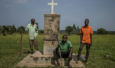 Des habitants réunis à côté d'un monument commémoratif du massacre de Lukodi dans le district de Gulu en Ouganda, le 4 septembre 2025 ( AFP / Stuart Tibaweswa )