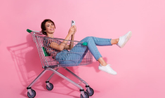 (Pourquoi les courses au drive sont-elles souvent plus économiques qu'en magasin ? - Visuel Adobe Stock)