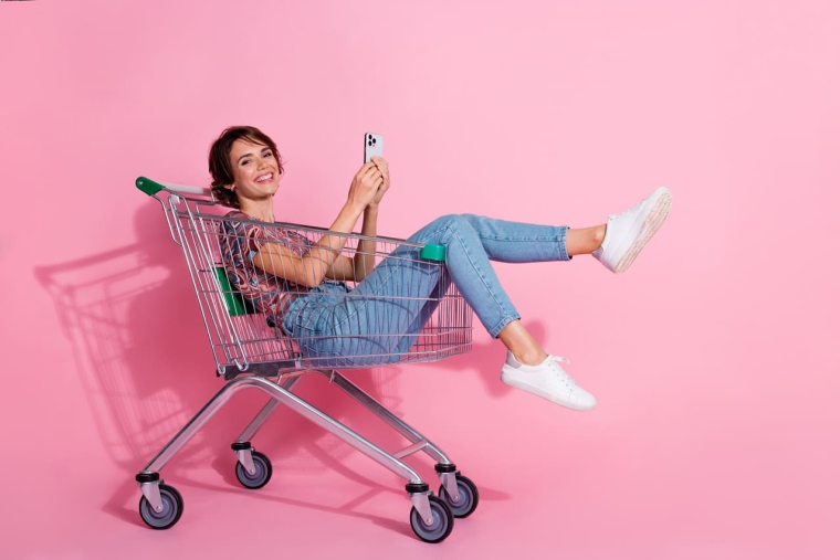 (Pourquoi les courses au drive sont-elles souvent plus économiques qu'en magasin ? - Visuel Adobe Stock)