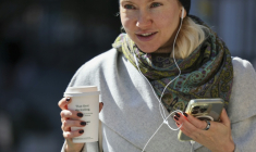 Une femme se déplace dans la rue avec son gobelet de café à New York, le 16 octobre 2025. ( AFP / ANGELA WEISS )